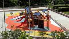 Imagen de los columpios del parque de la Praza da Constituci�n durante su instalaci�n, en el a�o 2006