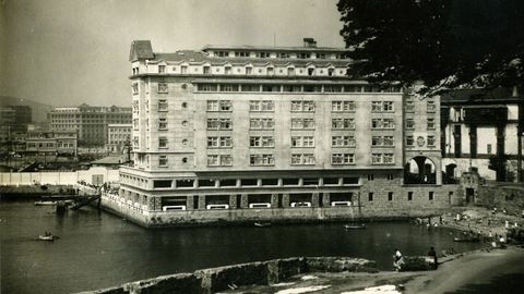 Antes de los rellenos portuarios en los aos 40 del siglo pasado y de la construccin del hotel Finisterre, haba una pequea playa en la zona de O Parrote