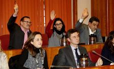 Los ediles del BNG votando el presupuesto el 30 de enero, junto a ediles del PP que lo rechazaron.
