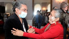 El director indio Pan Nalin recibe la felicitaci�n de su compatriota y presidenta del jurado internacional de la Seminci, Deepa Mheta, tras ganar la Espiga de Oro.