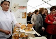 La bandeja con tres pinchos de salm�n costar� 4 euros.