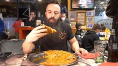 Joe Burgerchallenge comiendo la pizza de callos