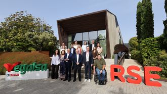 Representantes de Vegalsa-Eroski, entidades sociales e instituciones, durante la novena edici&oacute;n de la Jornada de RSE de la compa&ntilde;&iacute;a.
