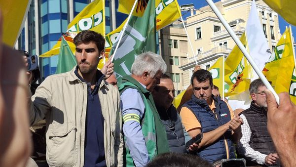 Las organizaciones agrarias guardaron un minuto de silencio y desconvocaron la protesta por el accidente del tren