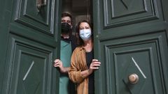 Sara Santos y su hijo, a las puertas del hotel R�a Villar, en Santiago, que a�n no han reabierto.