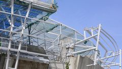 El estado de las obras en algunas partes del estadio este lunes muestra una estructura incompleta. 