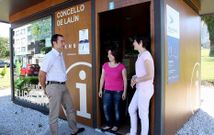 Dos diplomas en Turismo atienden la oficina, en la foto junto al edil del �rea, Jos� Antonio Rodr�guez.