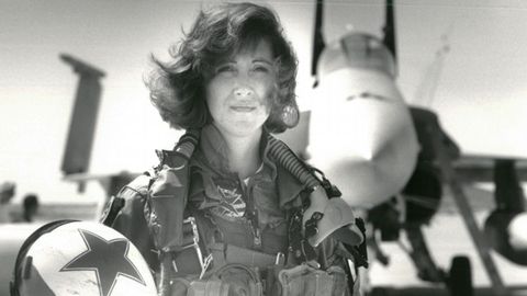 Tammie Jo Shults fue una de las primeras mujeres piloto de caza. En la foto, en 1992 ante un F-18