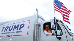 Trump se sube en Wisconsin a un camin de basura en la recta final de la campaa electoral