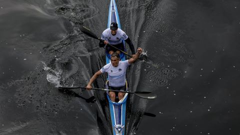 Ulises Di�guez y Miguel Rouco, del Fluvial de Lugo, celebran su victoria en K2 en el Descenso Internacional del Mi�o 2026, en Lugo.