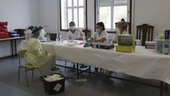 Personal que realiz� este jueves las pruebas PCR en el cribado a vecinos de A Lama