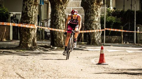 El triatleta compostelano en un momento de la carrera en Pontevedra