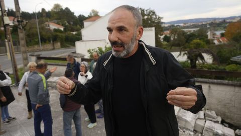 Roberto, vecino de Montecoruto al que le cayeron seis coches en la finca.
