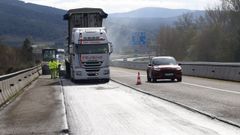 El reasfaltado de las zonas con baches de la A-52 comenz� en la zona de Ver�n.
