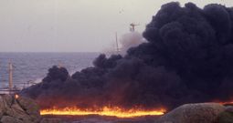 El incendio del petrolero y la columna de humo que gener obligaron a desalojar el barrio de Adormideras. 