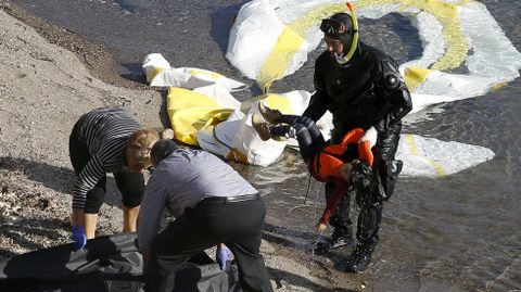 Seg�n las primeras investigaciones, el accidente se produjo por el fuerte oleaje y los vientos que reinaban en la zona