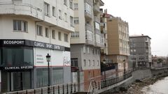 El piso subastado est� en el segundo edificio tras acceder al paseo de Coroso. El portal para entrar en el inmueble est� ubicado la calle Insua y dispone de vistas al mar.