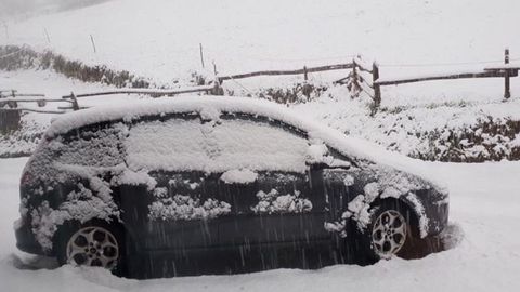 Les Llanes (Pola de Laviana), un coche completamente cubierto de nieve