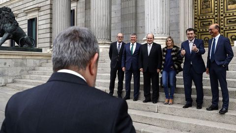 El consejero vasco de Hacienda (izqiuierda) con varios miembros del grupo parlamentario del PNV en el Congreso