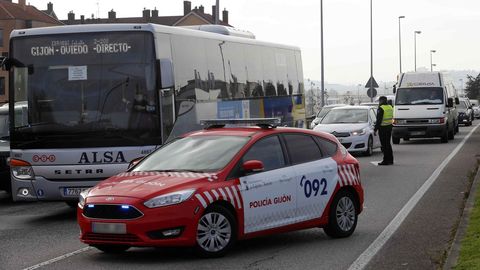 Un control de la Polic�a Local de Gij�n a la entrada de esta ciudad