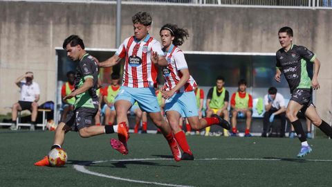 Facu juega la pelota ante la presi�n de Keko Blas.