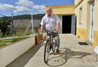 Demetrio Sande, coa bicicleta que emprega actualmente, diante da s�a casa de Brens. 