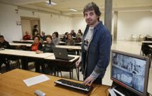 El profesor Jos� Benito Garc�a, el viernes, con alumnos del programa UNED S�nior. 