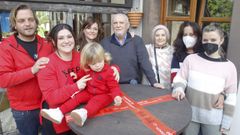 Ant�a, de rojo, igual que su pareja y su hijo, y detr�s, su hermana y sus padres, y dos empleadas