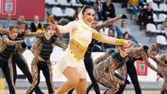 Las carballesas, en plena actuaci�n