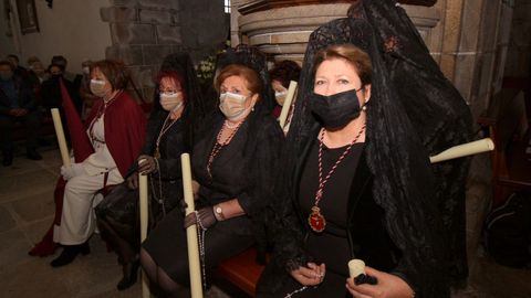 La Irmandade do Cristo da Misericordia sac en procesin las imgenes del Ecce Homo y las vrgenes de la Amargura y la Soledad tras la celebracin de la misa.