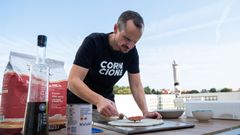 Edu Lavandeira,�preparando una pizza