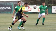 Los hermanos Garc�a presionan la salida del bal�n en un partido con el Vali�o.