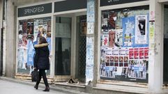 Tienda de ropa. El establecimiento de ropa Springfield dej� este inmueble de la calle Real y los carteles se multiplicaron desde entonces. �Se ve much�simo, est� asqueroso�, dice una comerciante.