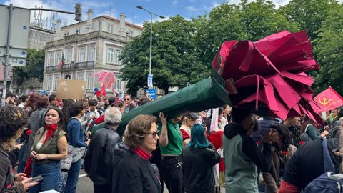 Manifestacin en Oporto en el 51 aniversario de la Revolucin de los Claveles y 50 de sus primeras elecciones libres.