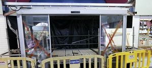 Hubo quien pidi� una barandilla en el centro de la escalera; ayer a�n secaba el suelo y estaba cerrada una puerta
