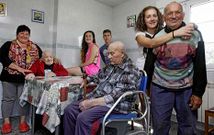 Pilar (primera por la izquierda), junto a su familia y a Eva Mar�a (segunda por la derecha) que le ayuda en casa. 