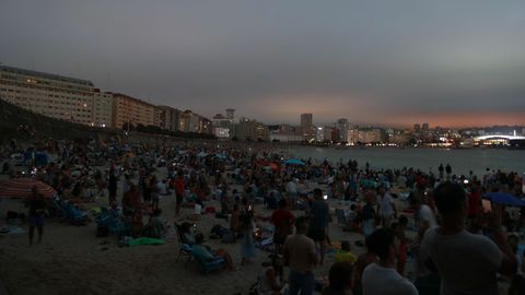 Ambiente en la playa del Orz�n de A Coru�a para ver el eclipse, el pasado mi�rcoles.