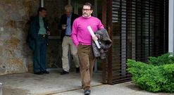 Ramiro Iglesias Louz�n, ayer en Corcubi�n, tras salir de declarar en el juicio de faltas.