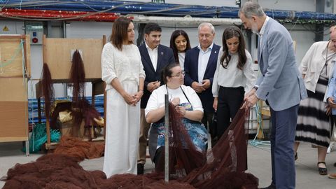 Los reyes Felipe y Letizia conversan con una redeira durante su visita