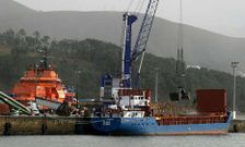 El mercante �Pilsum� cargaba ayer en el puerto de Cee con el remolcador �Don Inda� al fondo.