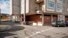 El bajo comercial de la imagen, sin divisiones y a ladrillo, lo que indica que nunca se ha ocupado, es uno de los inmuebles en los que se est� tramitando el cambio de uso en Noia. En este caso, hay un arquitecto trabajando en el proyecto dado que la ordenanza municipal permite habilitar tanto vivienda como una pensi�n para alojamiento tur�stico. Lo tiene en venta la inmobiliaria Montelouro por 99.500 euros. 