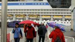 Los cruceristas del �Aidamar� pasearon bajo el paraguas