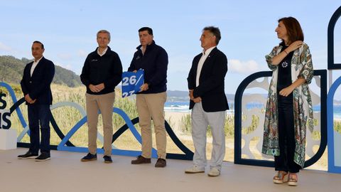 El presidente del N�utico de Ribadeo, Pablo Fern�ndez, con el distintivo