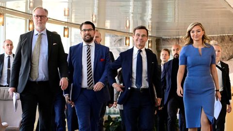 Los lderes del Partido Liberal, Johan Pehrson; Demcratas de Suecia, Jimmie Akesson; Partido Moderado, Ulf Kristersson; y Cristianodemcratas, Ebba Busch, tras alcanzar el acuerdo 