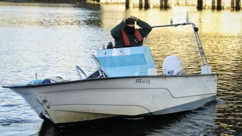 La lancha que recogió a los mariscadores de la ría para trasladarlos a tierra.