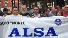 Juan Carlos Monedero, en el centro de la imagen, en la protesta sindical en la estaci�n de Alsa en Gij�n