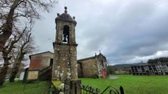 El campanario se encuentra muy separado de la iglesia.