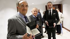 O autor, co presidente da Academia, Xes�s Alonso Montero, e o editor Jos� Luis Te�filo, onte en Vigo.