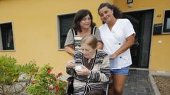 A la derecha, Inma Garc�a de Inma Coida, en uno de los domicilios que atiende