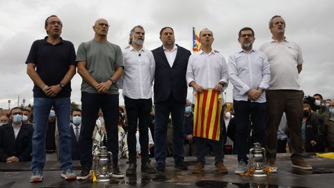 Josep Rull, Jordi Cuixart, Oriol Junqueras, Jordi Turull, Jordi Snchez y Joaquim Forn posan tras salir de la prisin de Lledoners.